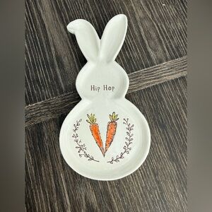 NWT Ceramic Easter Bunny Rabbit 
Hip Hop Carrot Spoon Rest